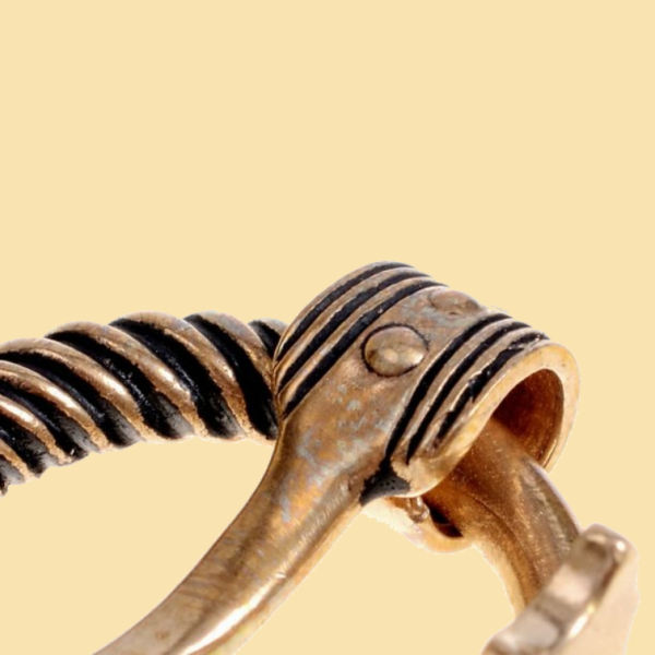 Baltische Ringfibel mit Tierköpfen - Bronze